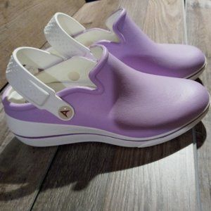 Womens clogs shoes size 9 like new. Fits more like a 8.5